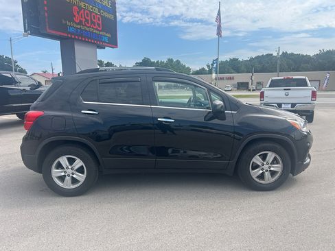 Used 2020 Chevrolet Trax LT w/ LT Convenience Package FWD image 3