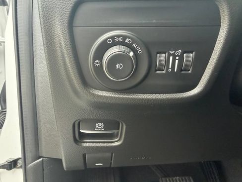 Used 2023 Jeep Grand Cherokee Overland w/ Luxury Tech Group IV AWD/4WD image 25