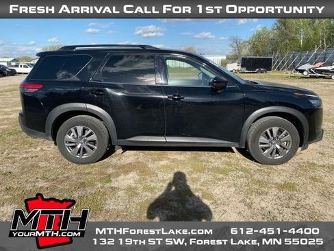 Used 2024 Nissan Pathfinder SV FWD image 1