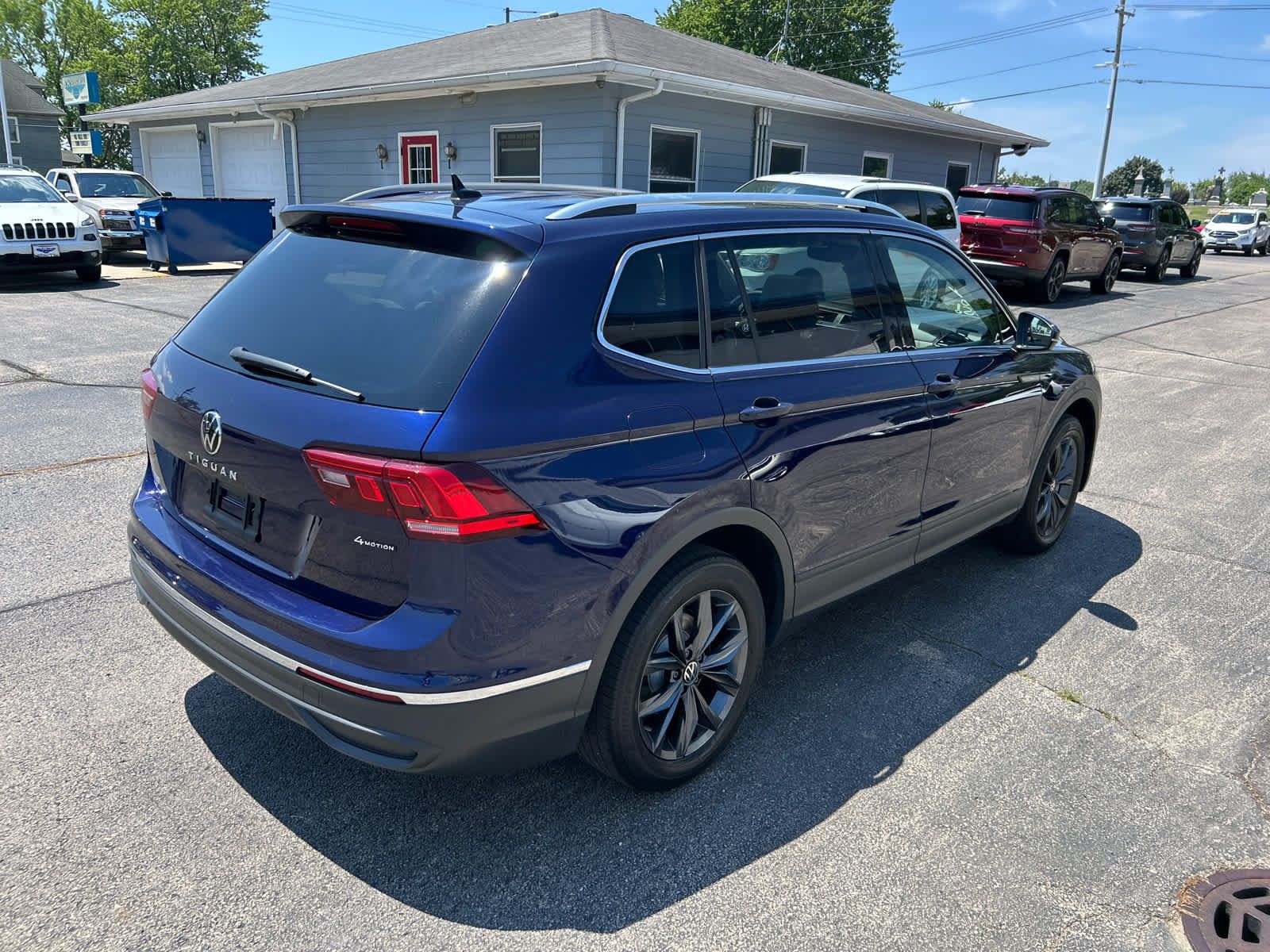Used 2023 Volkswagen Tiguan SE w/ Panoramic Sunroof Package AWD/4WD image 3
