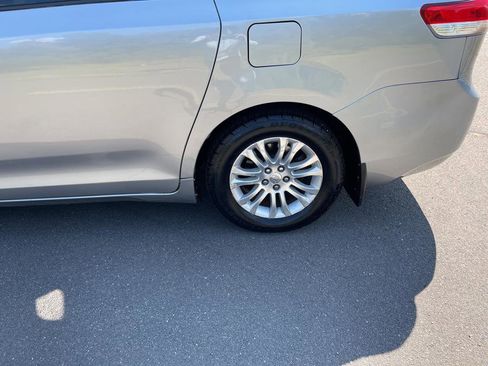 Used 2012 Toyota Sienna XLE image 40