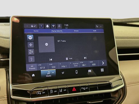 Used 2025 Jeep Compass Limited image 21