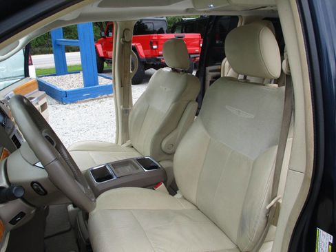 Used 2008 Chrysler Town & Country Limited w/ Entertainment Group #3 FWD image 18