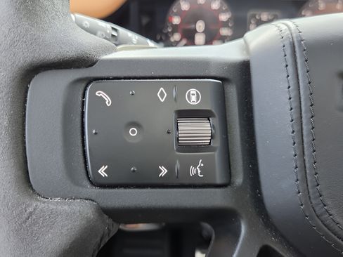 Used 2024 Land Rover Defender 110 V8 AWD/4WD image 23