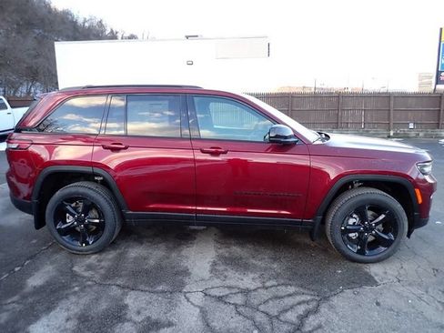 New 2025 Jeep Grand Cherokee Limited w/ Black Appearance Package AWD/4WD image 8