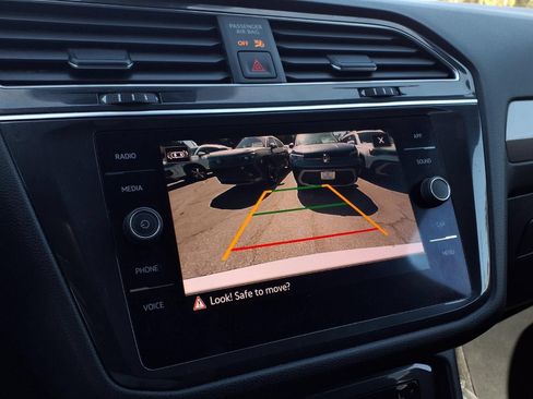 Certified 2022 Volkswagen Tiguan SE R-Line FWD image 10