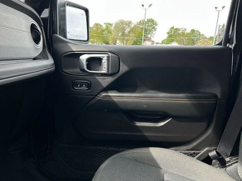 Used 2025 Jeep Wrangler Unlimited Sahara w/ Safety Group AWD/4WD image 40
