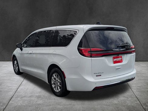 New 2026 Chrysler Pacifica Select image 6