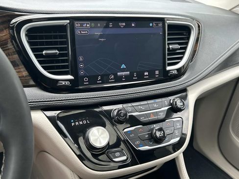 Used 2023 Chrysler Pacifica Limited FWD image 34