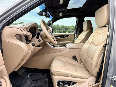Used 2018 Cadillac Escalade ESV Platinum AWD/4WD image 16