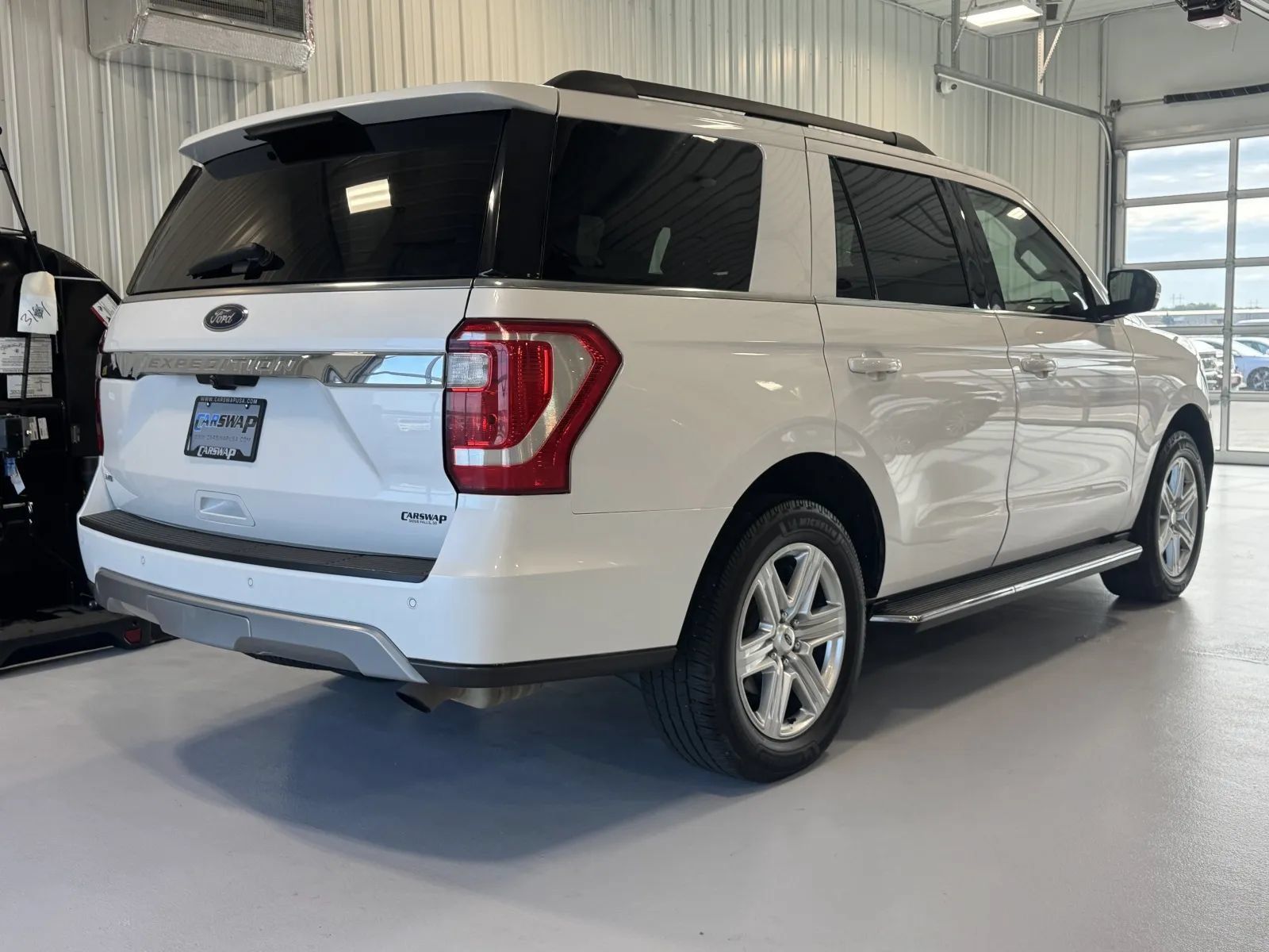 Used 2019 Ford Expedition XLT w/ Equipment Group 202A AWD/4WD image 4
