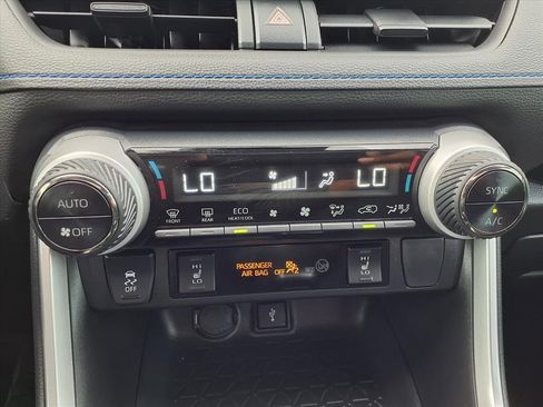 Used 2022 Toyota RAV4 SE image 12