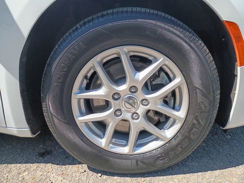 Used 2024 Chrysler Pacifica Touring-L FWD image 21