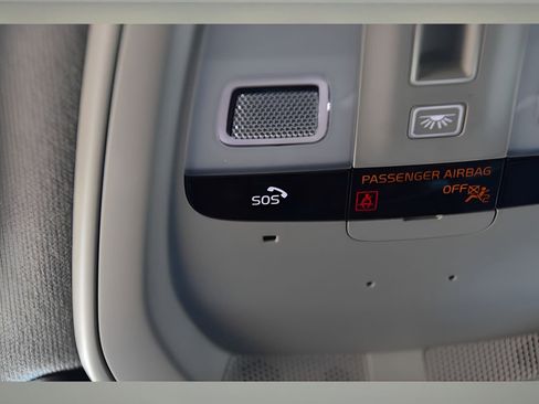 Certified 2025 Volvo XC40 B5 Plus w/ Protection Package Premier image 38