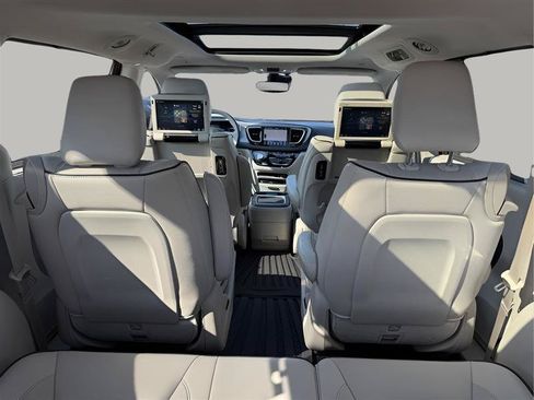 Used 2018 Chrysler Pacifica Limited w/ Advanced Safetytec Group FWD image 45