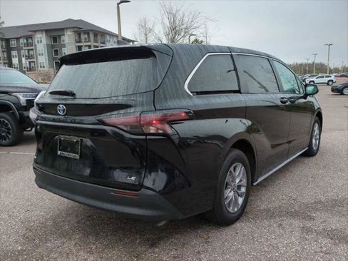 Certified 2025 Toyota Sienna LE image 6