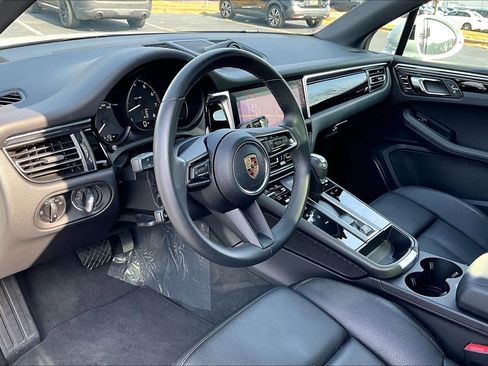 Used 2025 Porsche Macan image 19