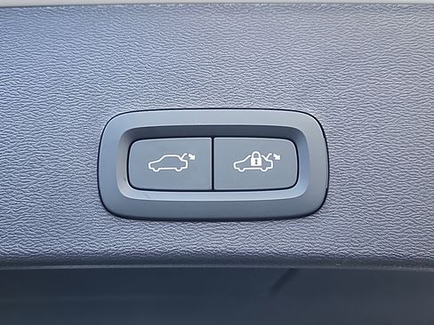 Used 2025 Volvo XC40 B5 Plus w/ Protection Package Premier image 15