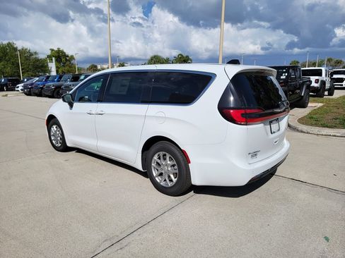 New 2026 Chrysler Pacifica Select FWD image 3