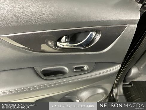Used 2017 Nissan Rogue SV FWD image 19