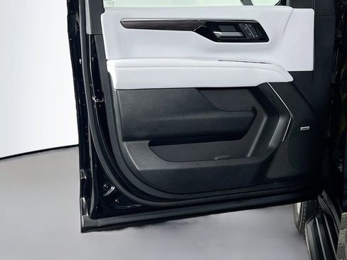 Used 2025 Chevrolet Tahoe Premier image 18