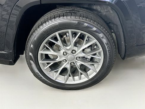 Used 2025 Jeep Grand Cherokee Summit w/ Luxury Tech Group V image 11