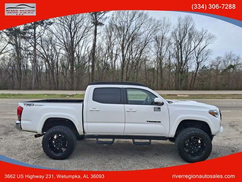 Used 2016 Toyota Tacoma TRD Sport image 2