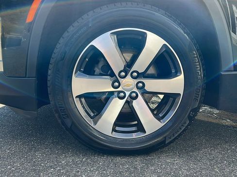 Used 2023 Chevrolet Traverse LT w/ LT Premium Package image 9