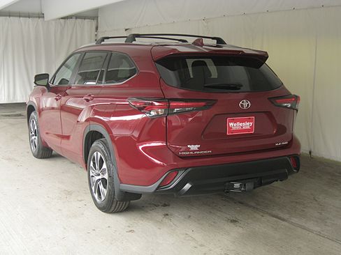 Used 2024 Toyota Highlander XLE image 29