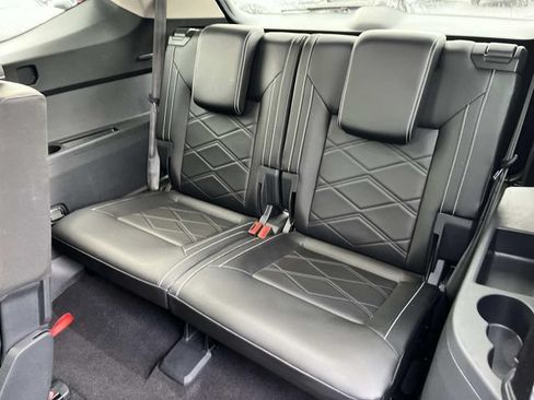 Used 2025 Volkswagen Atlas SE AWD/4WD image 18