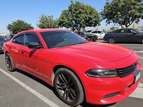 Used 2017 Dodge Charger SXT RWD image 3