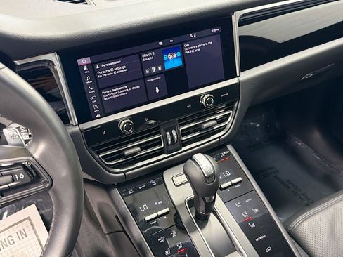 Certified 2022 Porsche Macan S image 27