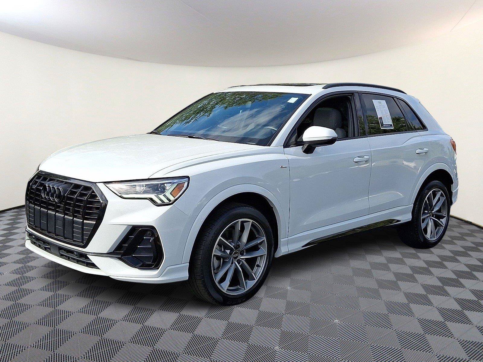 Used 2023 Audi Q3 2.0T Premium w/ Black Optic Sport Package AWD/4WD image 3