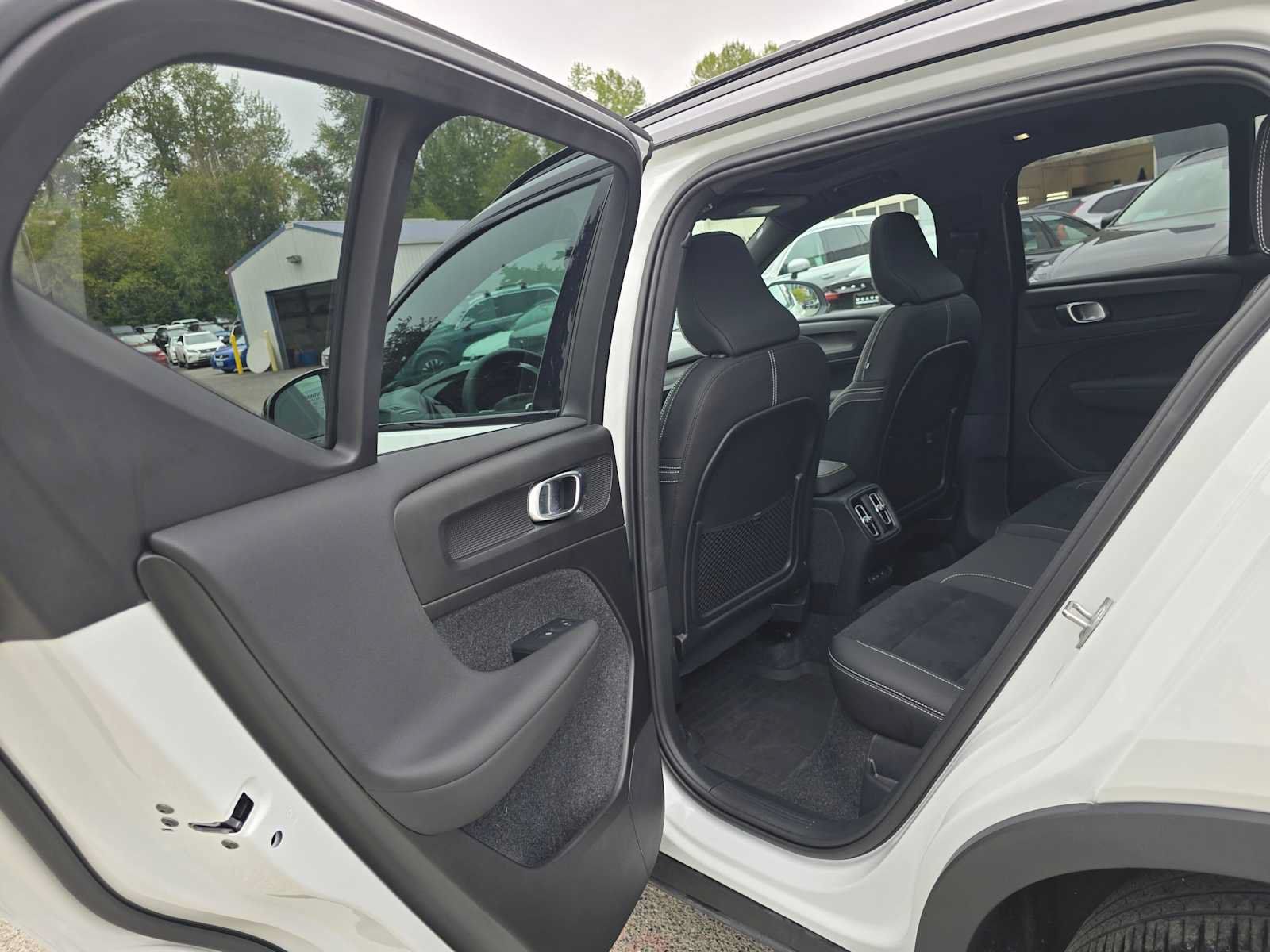 Used 2024 Volvo XC40 Recharge Plus w/ Protection Package Premier AWD/4WD image 17