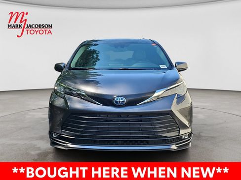 Used 2025 Toyota Sienna XLE FWD image 3