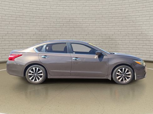 Used 2017 Nissan Altima 2.5 SV FWD image 4