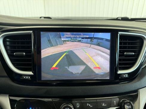 Used 2023 Chrysler Pacifica Touring-L FWD image 5