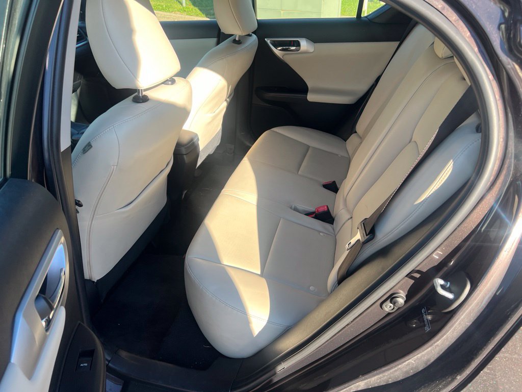 Used 2013 Lexus CT 200h w/ Premium Pkg w/Navigation FWD image 6