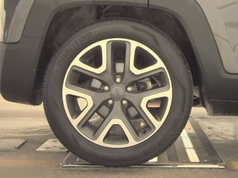 Used 2018 Jeep Renegade Latitude FWD image 26
