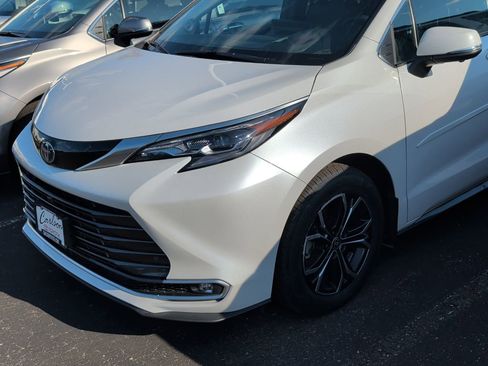 Used 2025 Toyota Sienna Platinum image 8