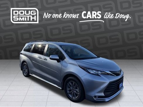 Used 2023 Toyota Sienna XLE image 7