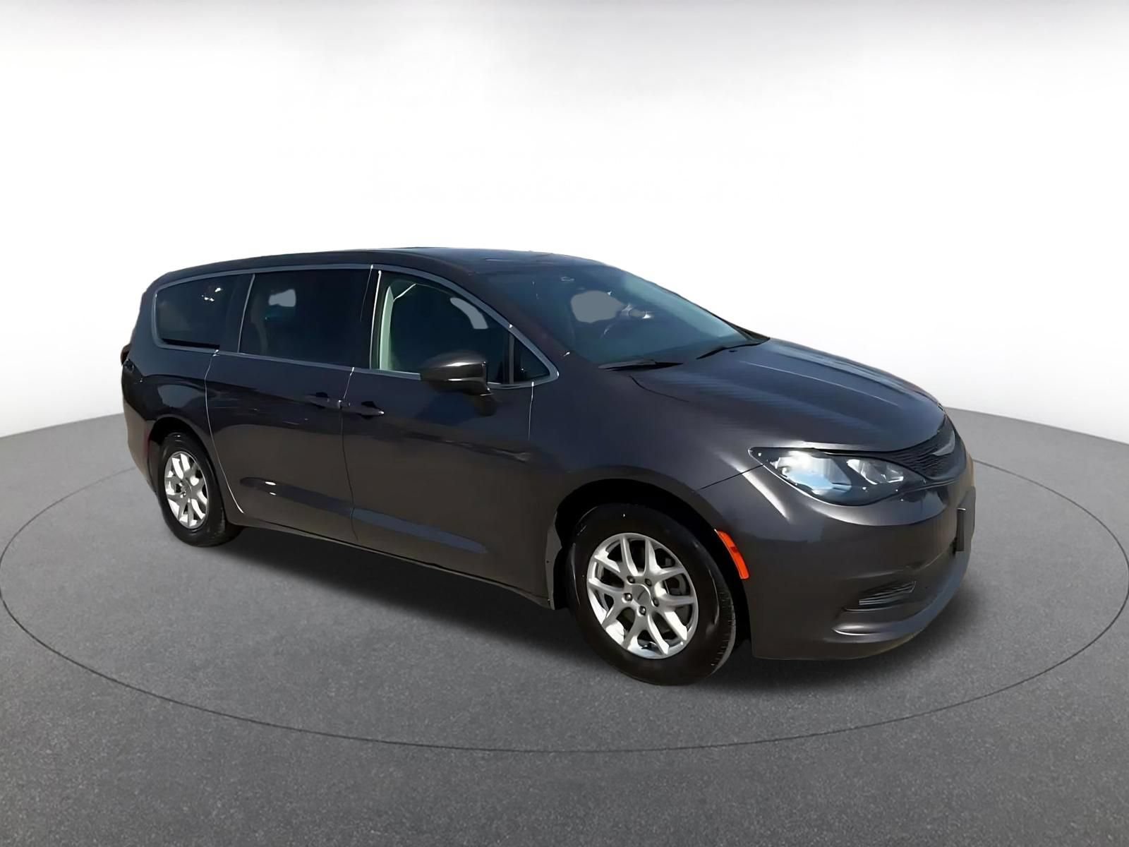 Used 2023 Chrysler Voyager LX FWD image 2
