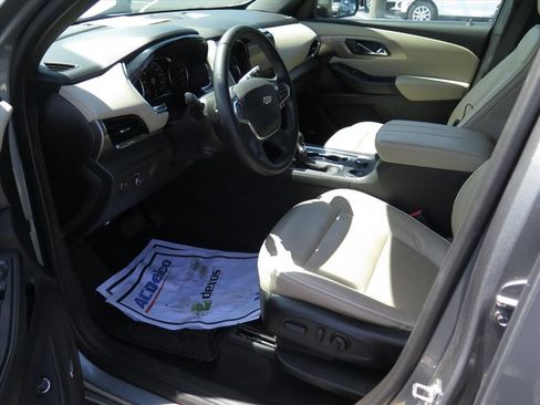 Used 2023 Chevrolet Traverse Premier FWD image 9