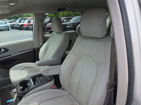 Used 2020 Chrysler Pacifica Touring-L FWD image 19
