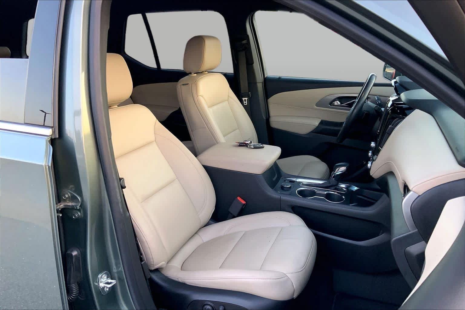 Used 2023 Chevrolet Traverse LT w/ LT Premium Package FWD image 9