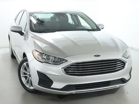 Used 2019 Ford Fusion SE FWD image 2
