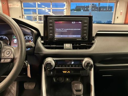 Used 2021 Toyota RAV4 LE AWD/4WD image 22