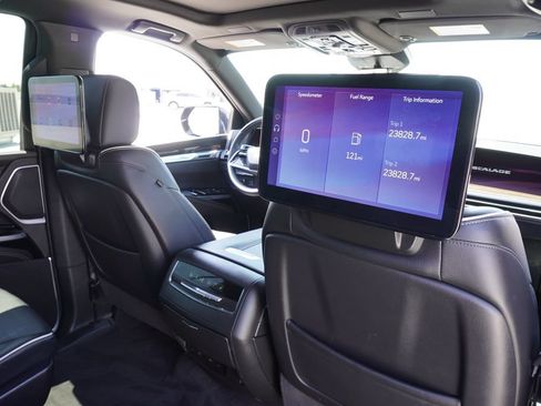 Certified 2025 Cadillac Escalade Premium Luxury AWD/4WD image 11