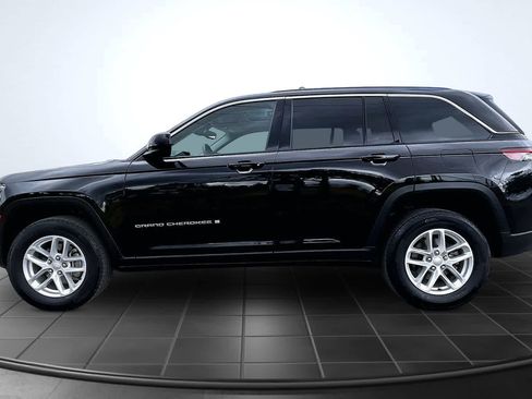 Used 2023 Jeep Grand Cherokee Laredo X AWD/4WD image 3