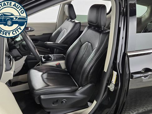 Used 2024 Chrysler Pacifica Limited FWD image 25